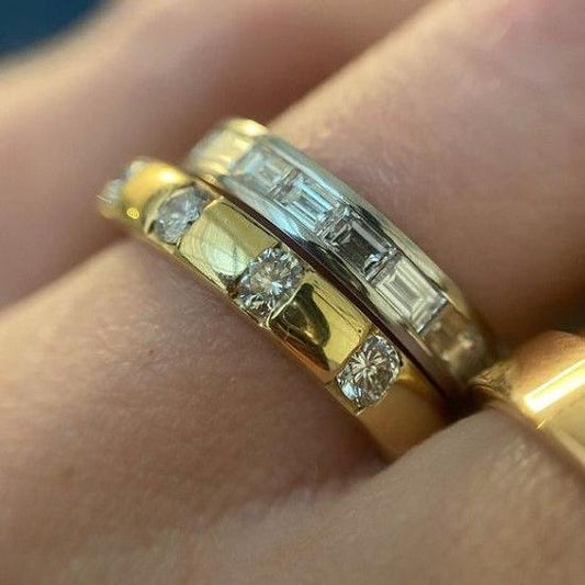 Eleganter Doppelring aus funkelndem Gold und nostalgischem Vintage-Silber