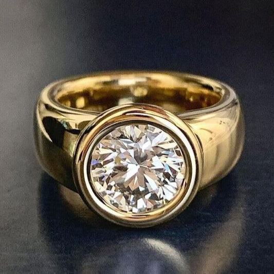 Eleganter Ring aus handgeschmiedetem Gold mit zeitlosen Vintage-Zirkonias