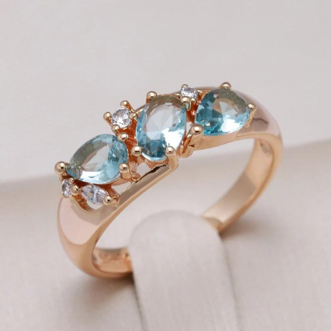 Eleganter Goldring mit blauen Zirkonia