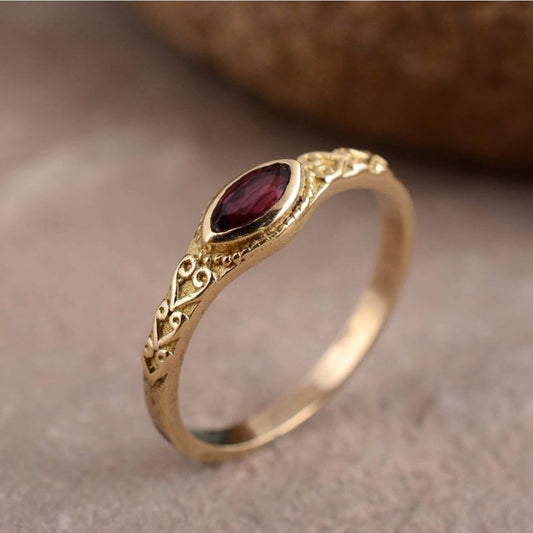 Eleganter Vintage-Ring aus Gold mit strahlendem roten Kristall