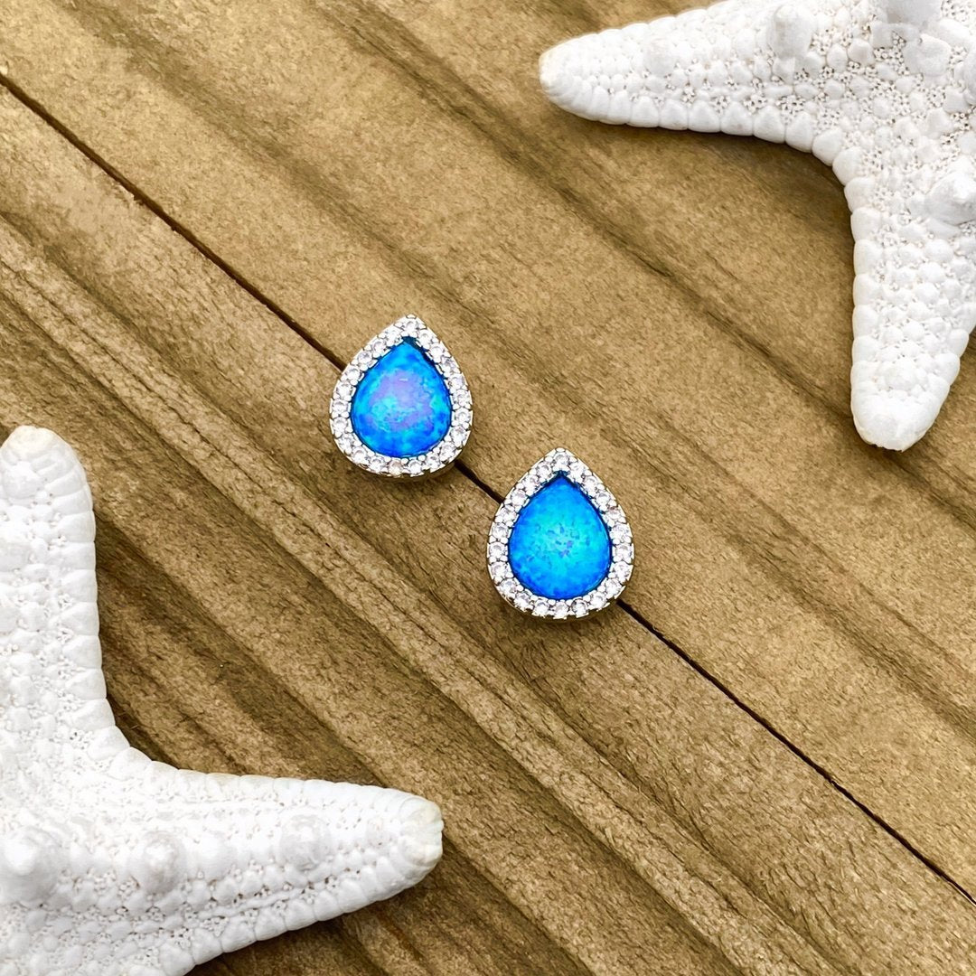 Fascinating earrings made of shimmering opal and high-quality silver