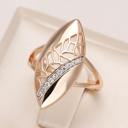 Eleganter Chrysalis-Ring mit funkelndem Gold und strahlenden Diamanten