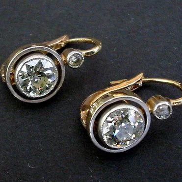 Elegante Vintage Ohrringe mit eingesetzten goldenen Zirkonia